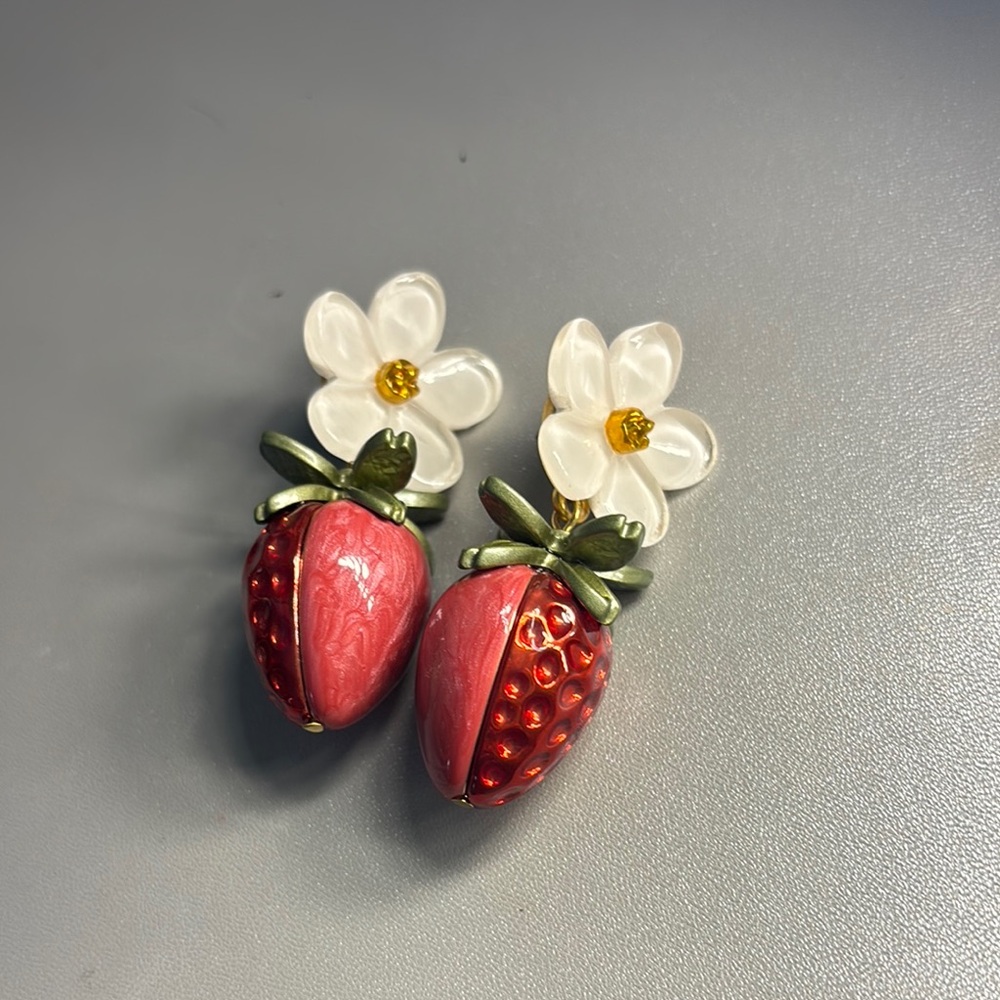 BURACHIE Floral Strawberry Earrings